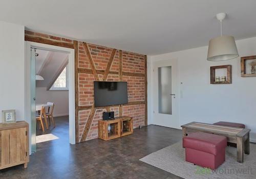 Blick zu Küche und TV