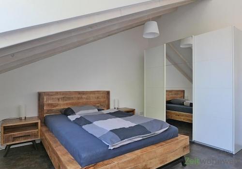 Doppelbett und Kleiderschrank