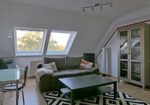 breites Sofa und Vitrine