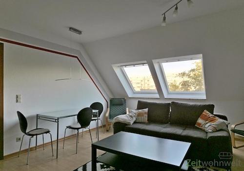 Esstisch links vor dem Fenster
