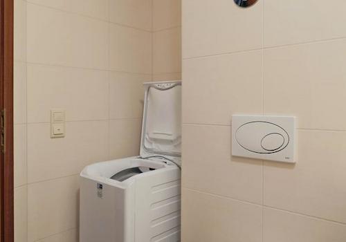 WC und Waschmaschine