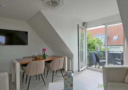 Esstisch vor dem Balkon