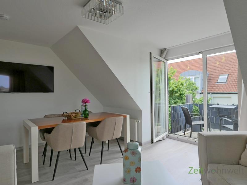 Esstisch vor dem Balkon