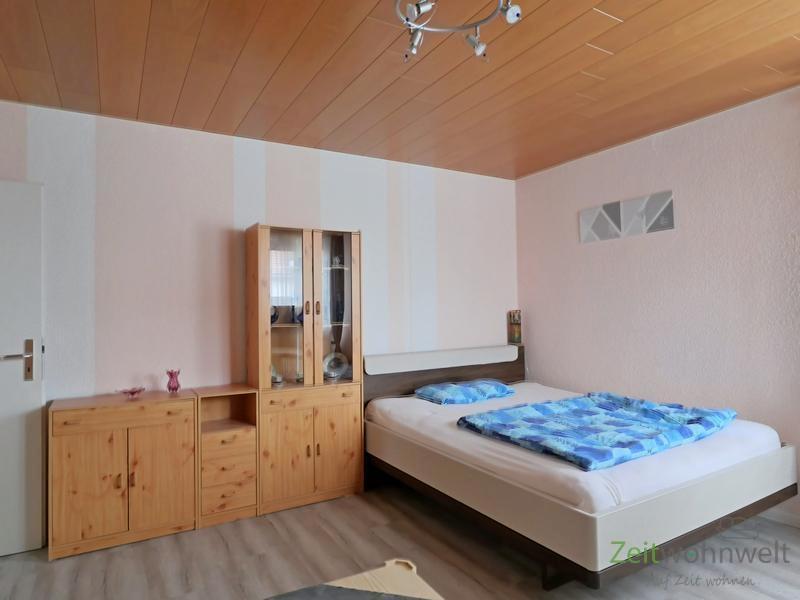 Schrankwand und breites Bett