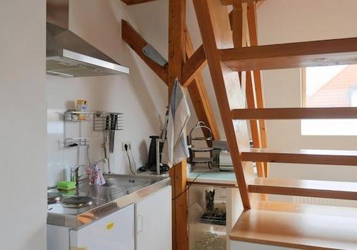 Küche hinter der Treppe