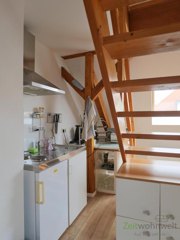 Küche hinter der Treppe