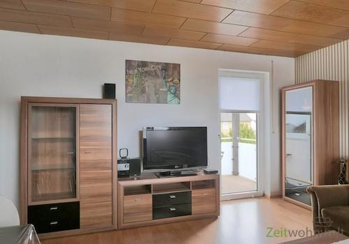 Blick zu TV und Balkon