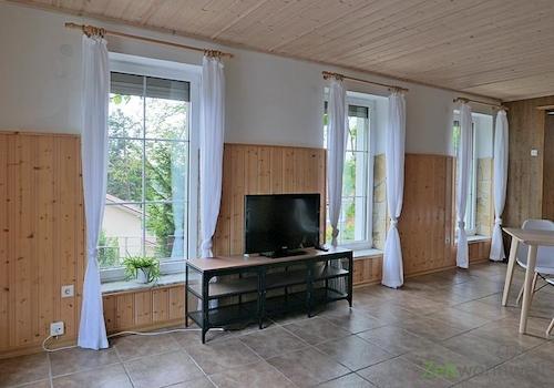 Fensterfront mit TV