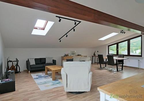 Blick von der Küche in den Wohnraum