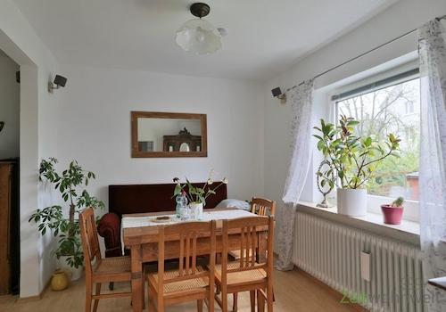 Sofa hinter dem Esstisch