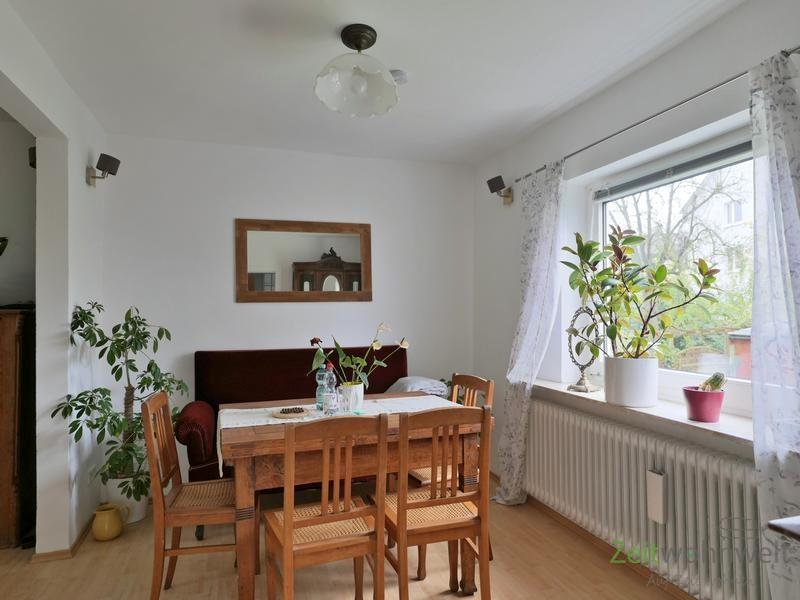 Sofa hinter dem Esstisch