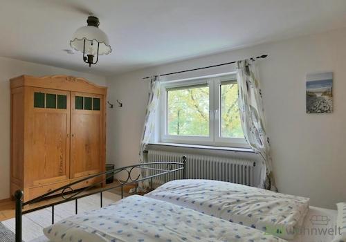 großer Kleiderschrank