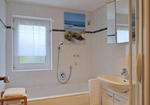 Dusche und Wanne im Bad