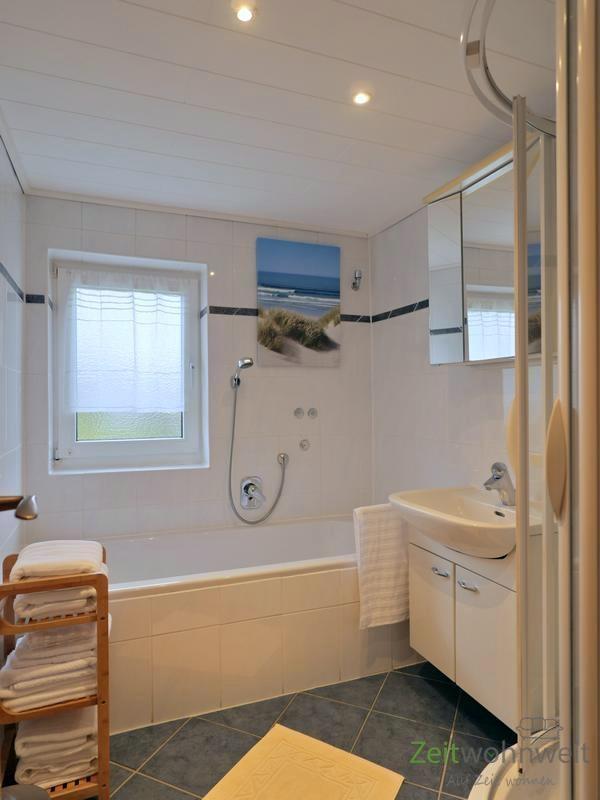 Dusche und Wanne im Bad