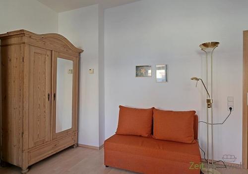 Kleiderschrank und kleines Sofa