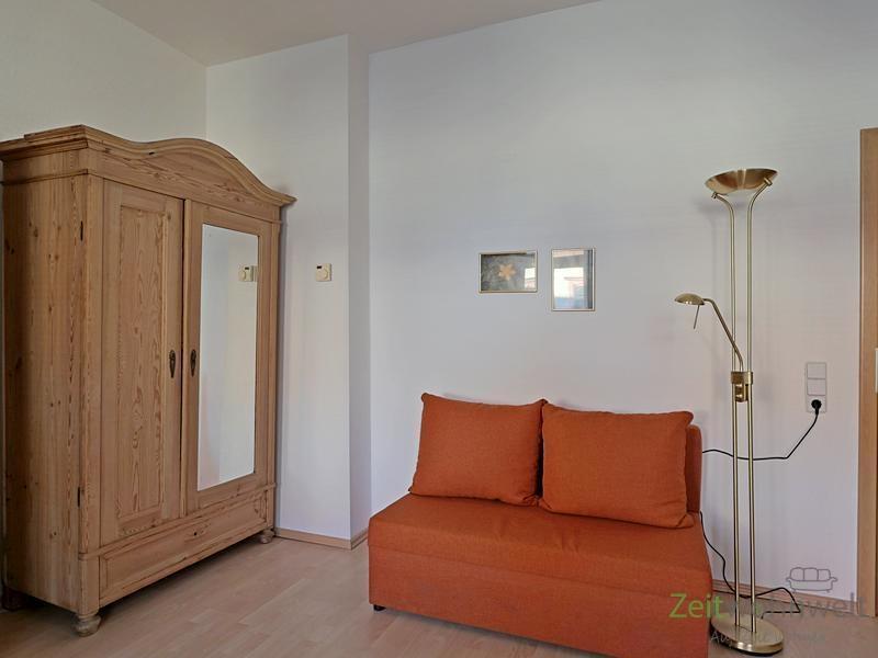 Kleiderschrank und kleines Sofa