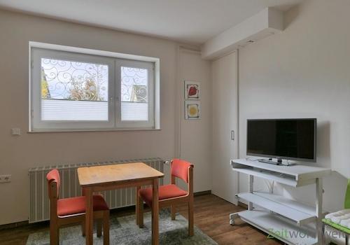 Esstisch, Wandschrank und TV
