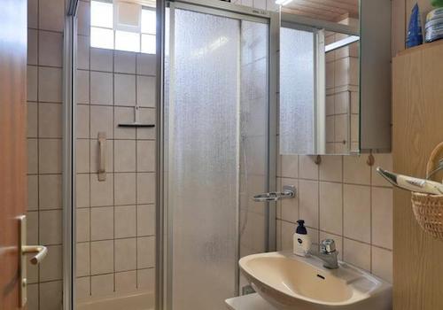 kleines Bad mit Dusche