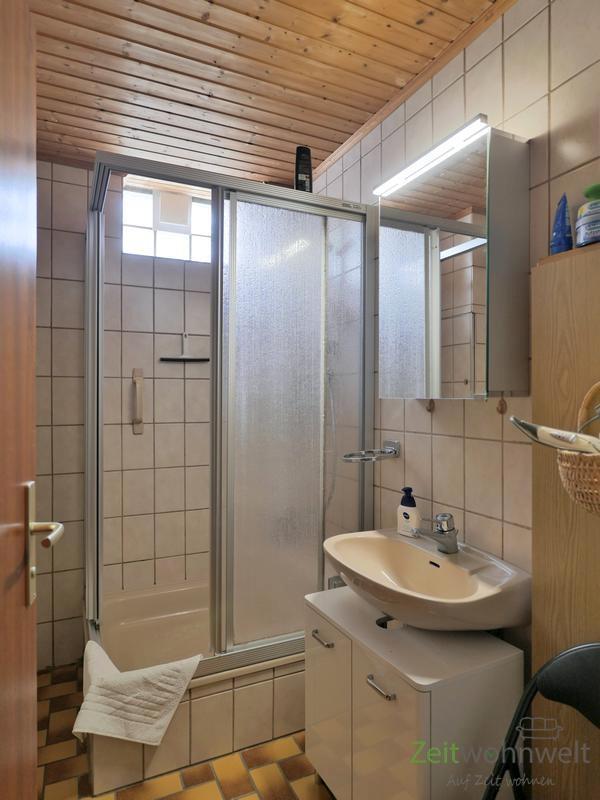 kleines Bad mit Dusche