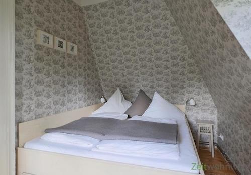 hohes Bett