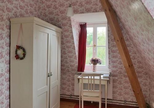 Kleiderschrank und kleiner Schreibtisch