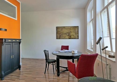 runder Esstisch mit Wand-TV
