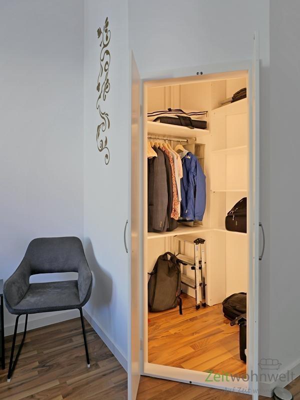 Blick in den begehbaren Kleiderschrank