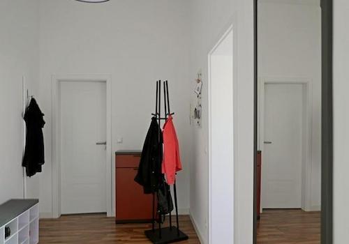 Wohnungsflur mit Garderobe