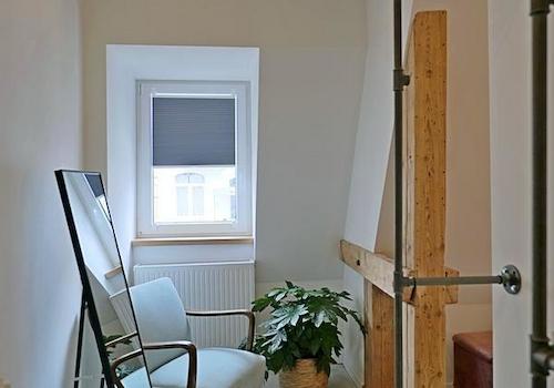 Blick aus dem begehbaren Kleiderschrank