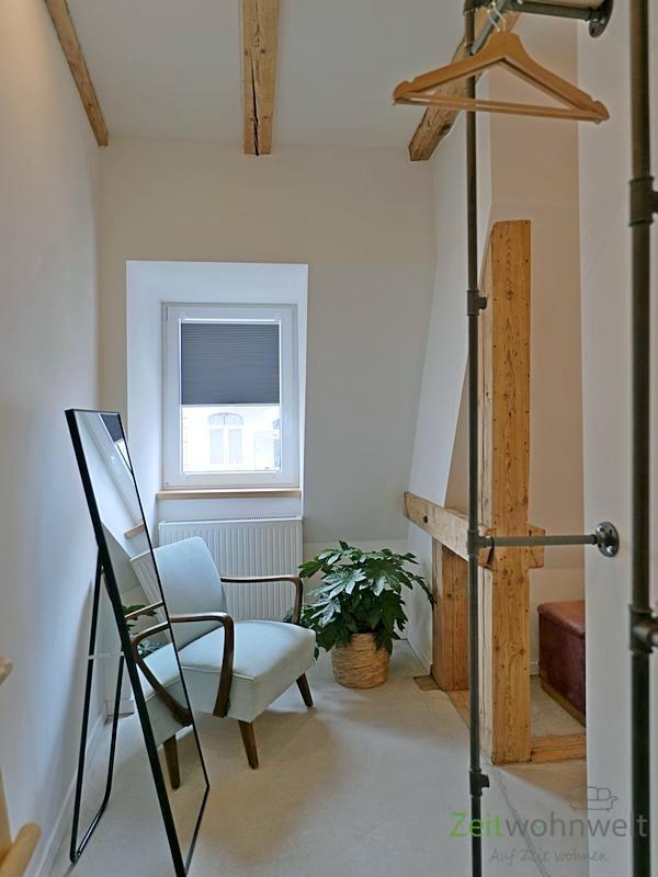 Blick aus dem begehbaren Kleiderschrank