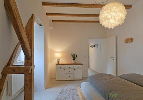 Sideboard und Holzbalken