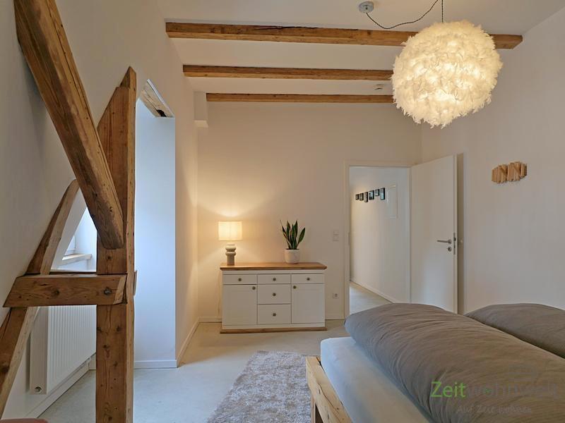 Sideboard und Holzbalken