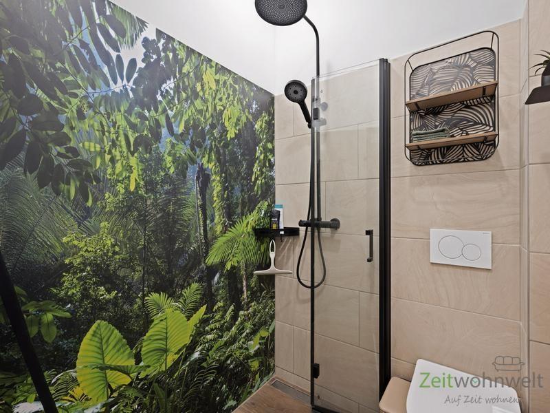 modernes Bad mit Bodentiefer Dusche