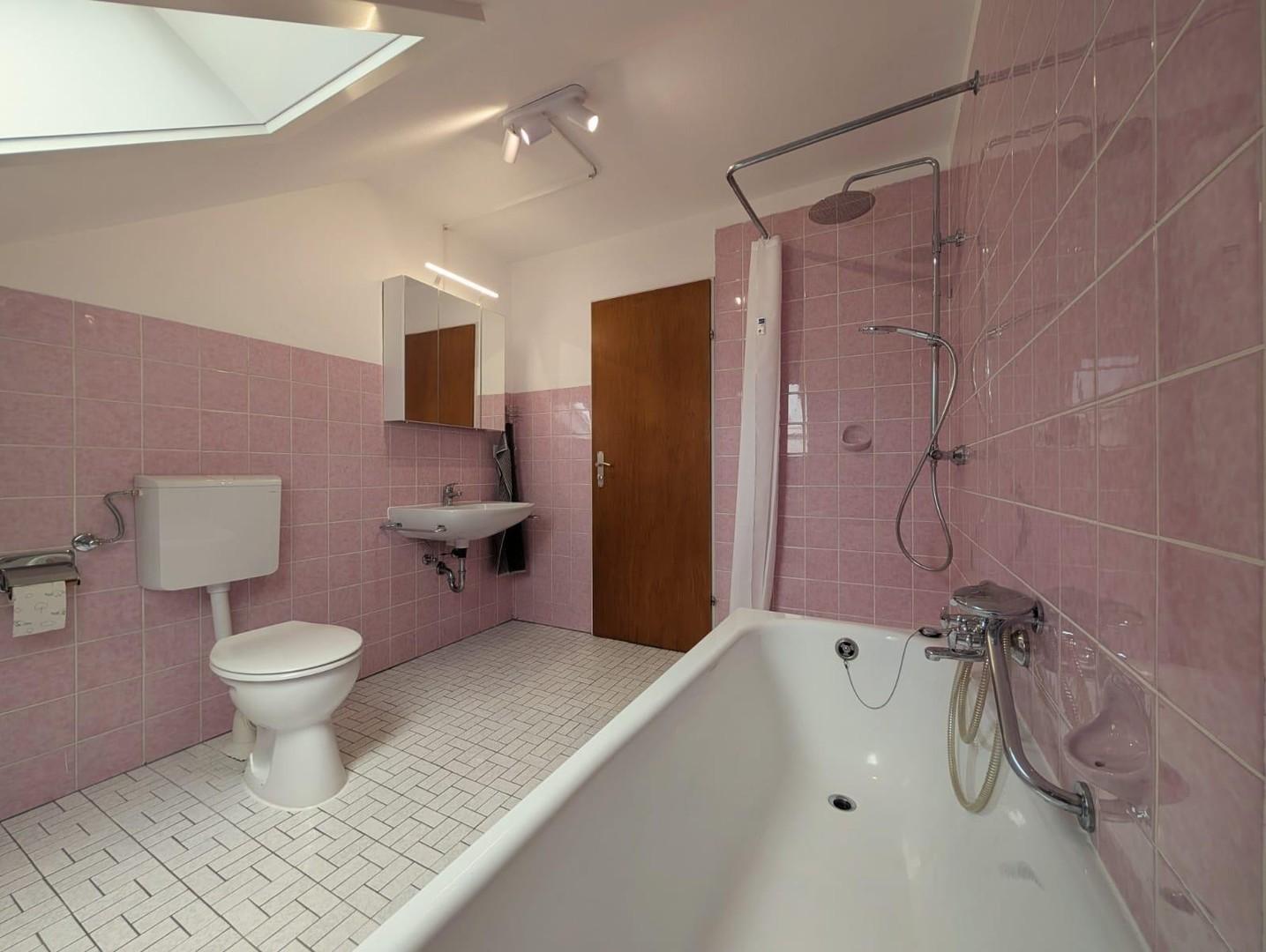 Bad mit Badewanne und Dusche