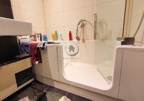 Badewanne mit Tür