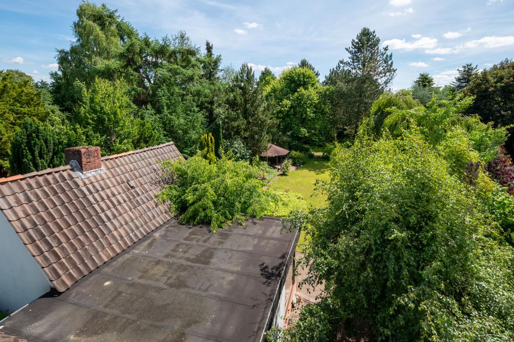Blick vom Spitzboden in den Garten