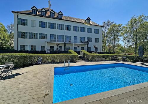 Schlossansicht mit Pool