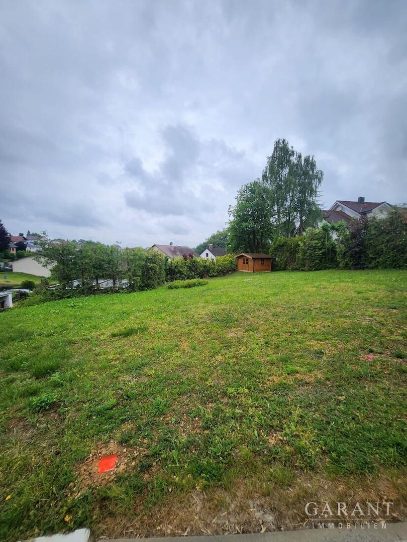 Baugrund mit Gartenhütte