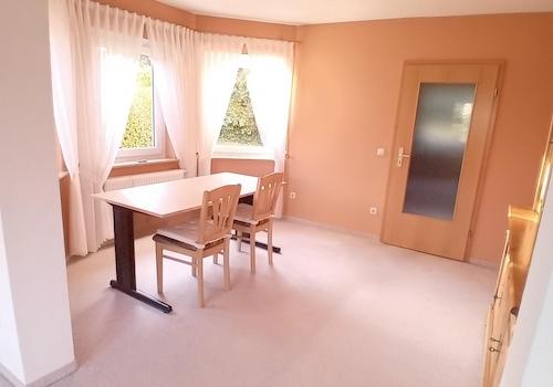 Esszimmer mit Zugang zur Küche