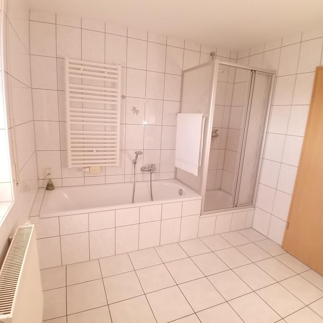 Bad mit Wanne und Dusche