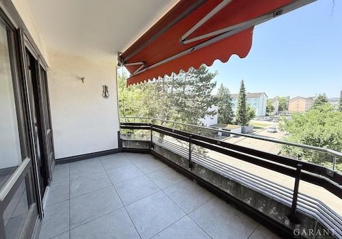 überdachter Balkon