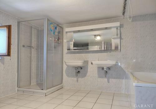 Bad mit Dusche/Wanne