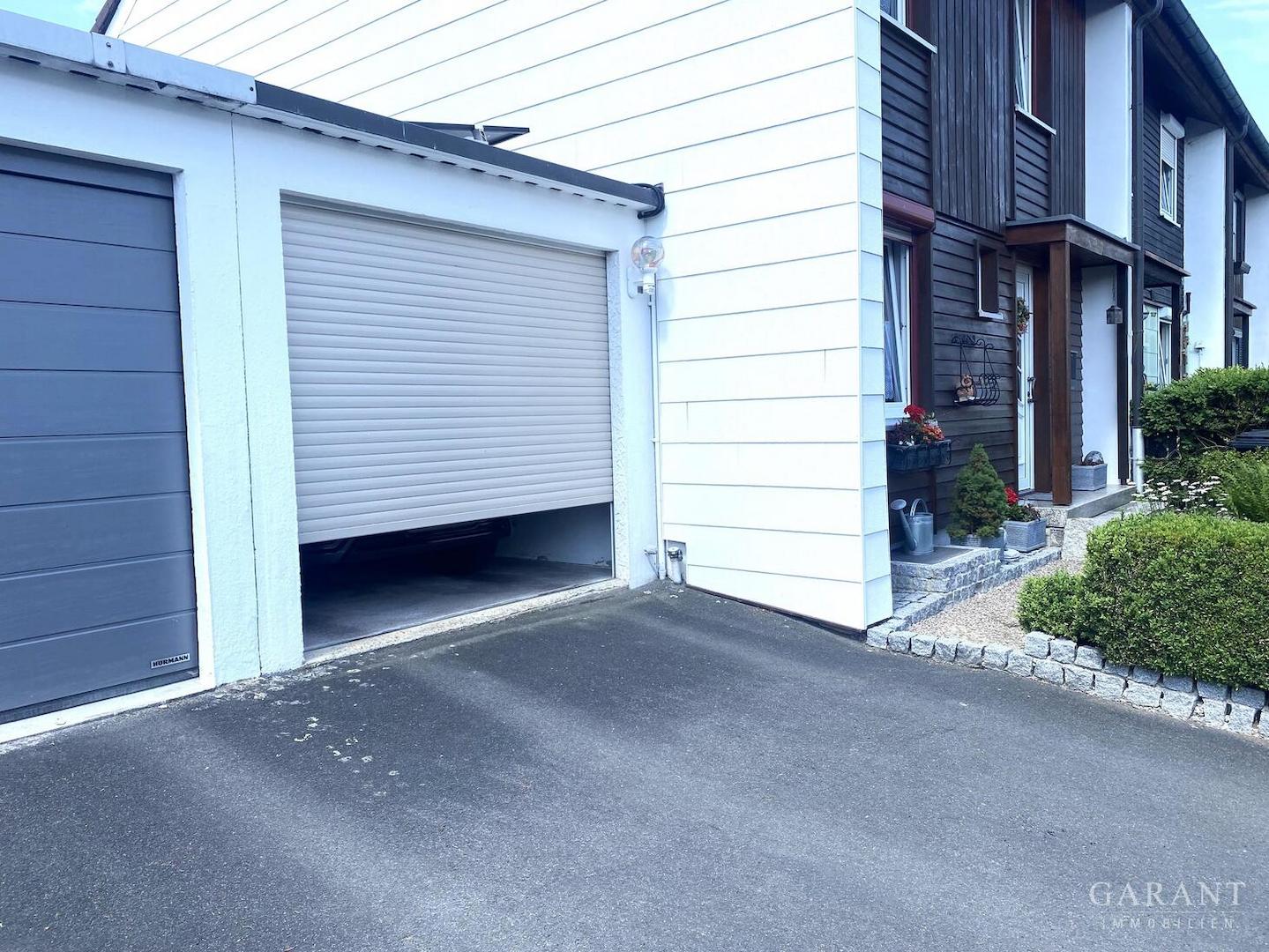 Zugehörige Garage mit elektrischem Sektionaltor