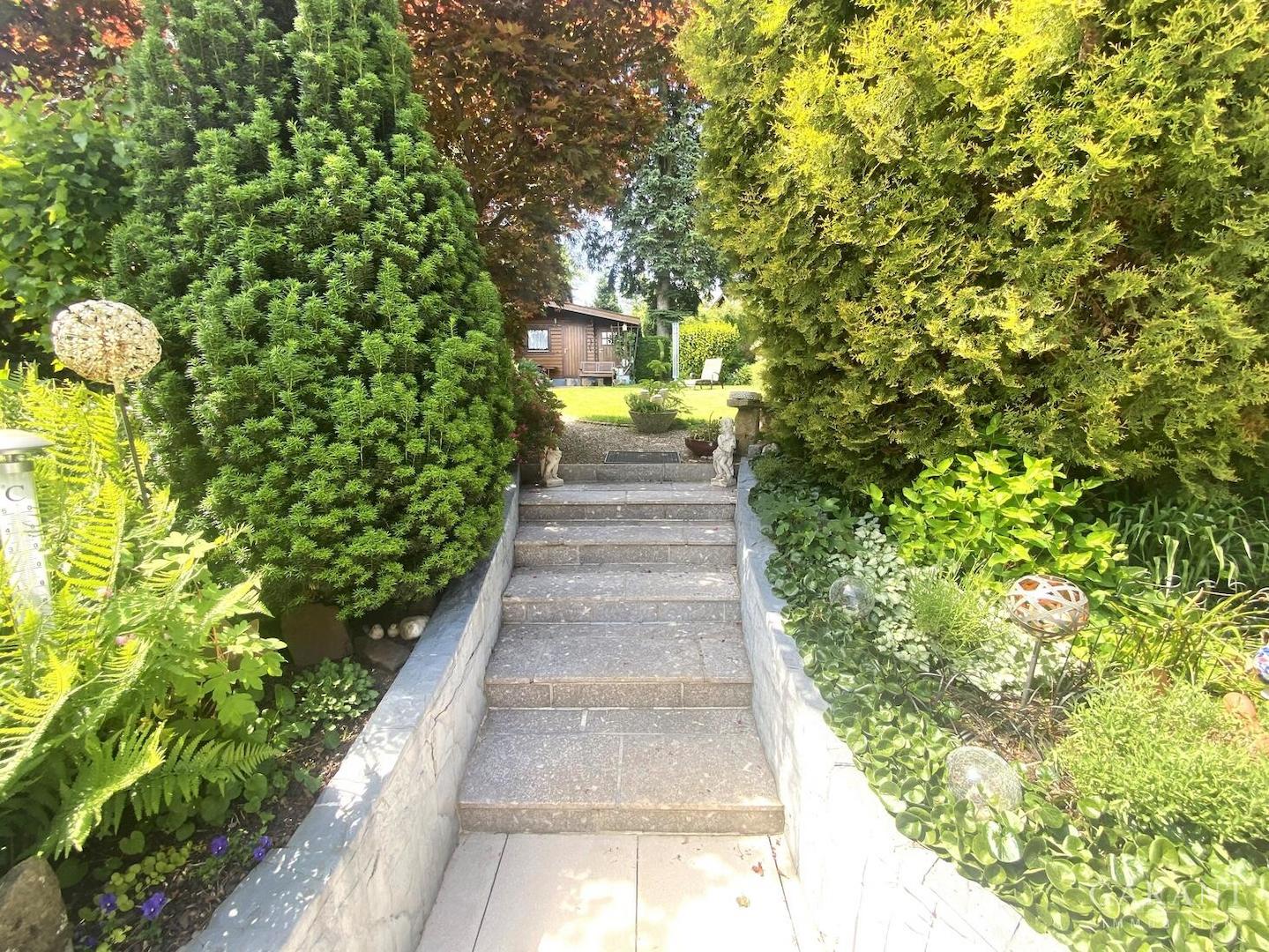 Blick auf den Zugang zum oberen Garten