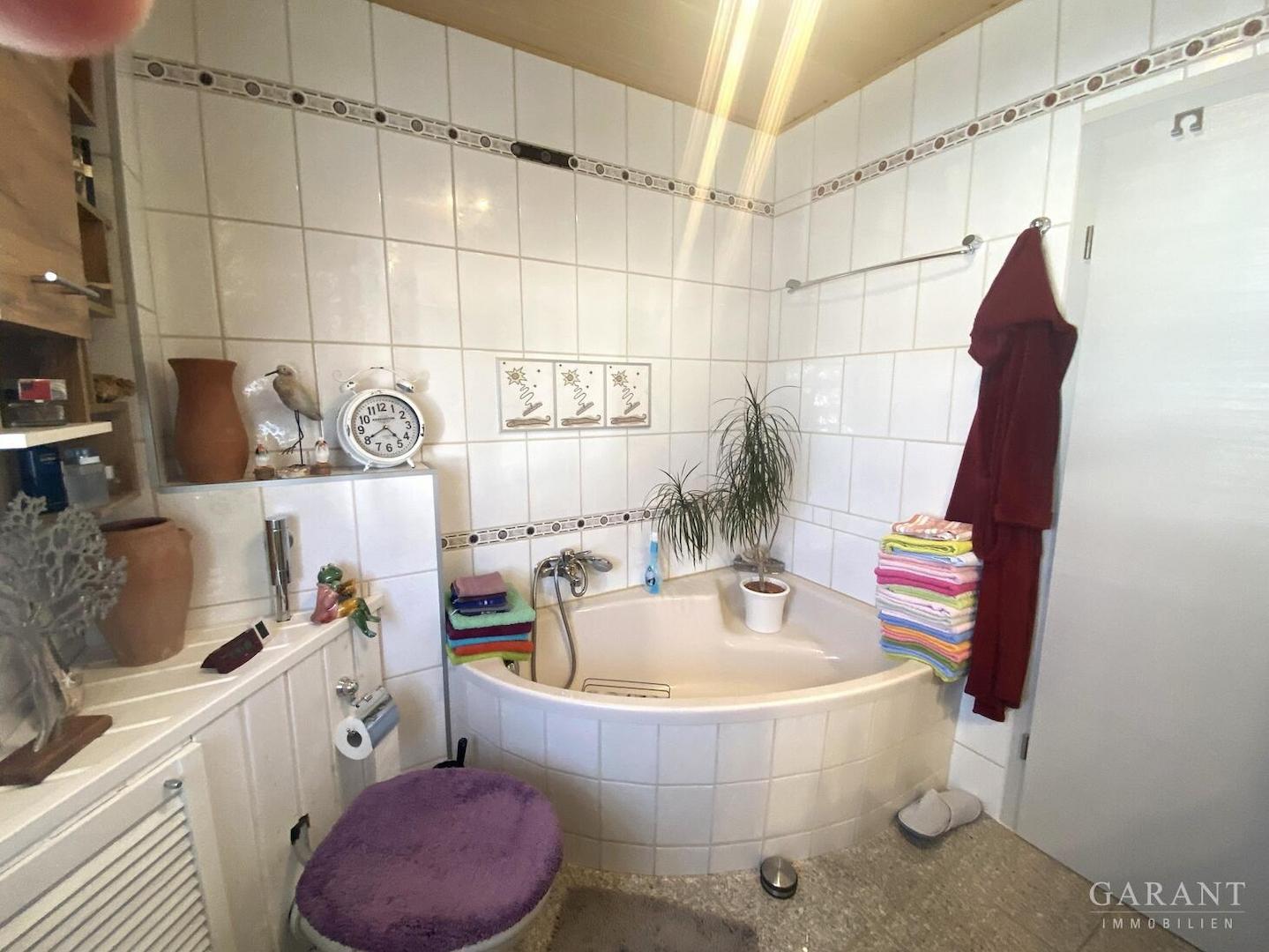 Blick auf die Eckbadewanne im Bad