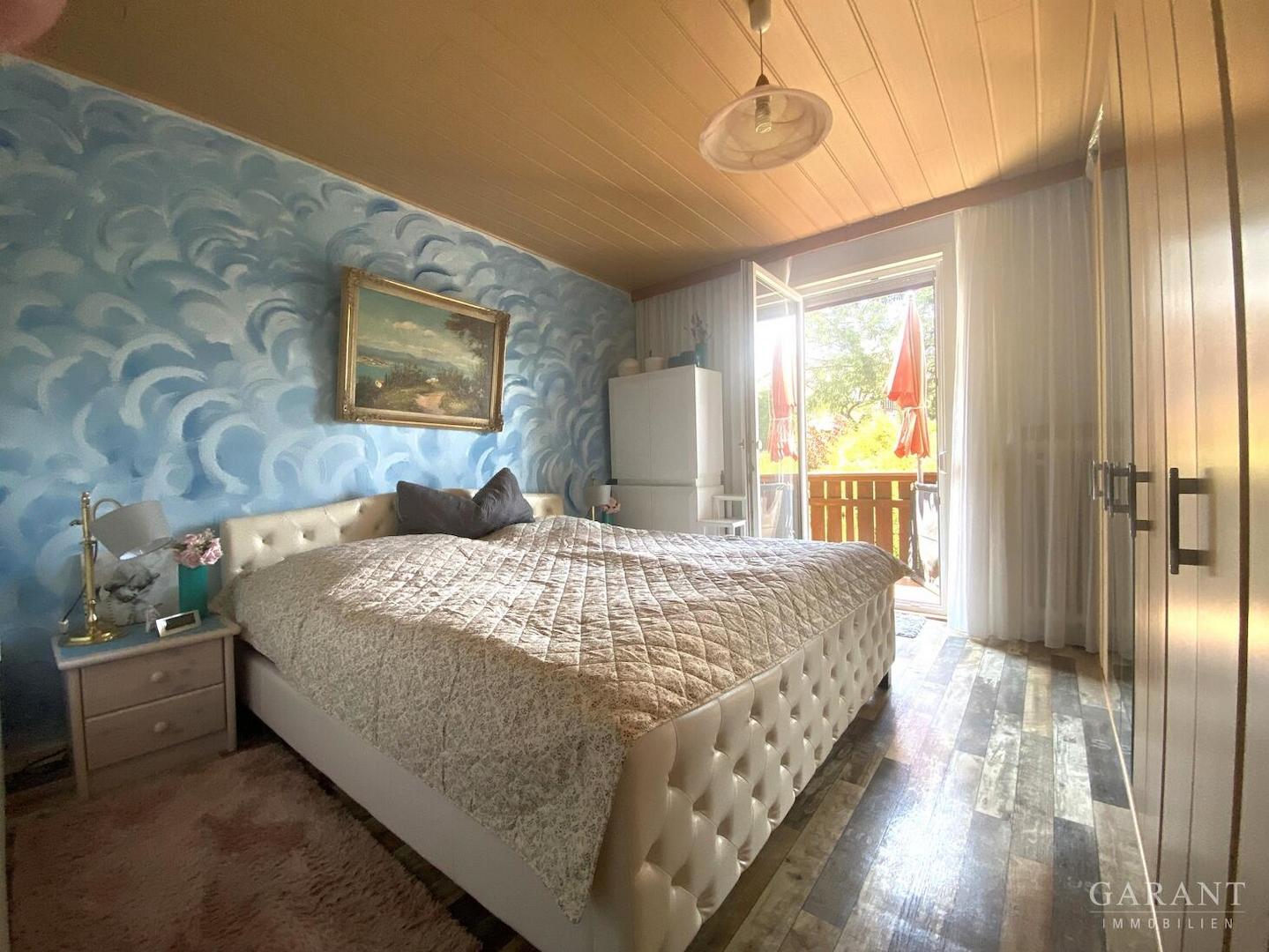 Blick ins Schlafzimmer mit Balkon