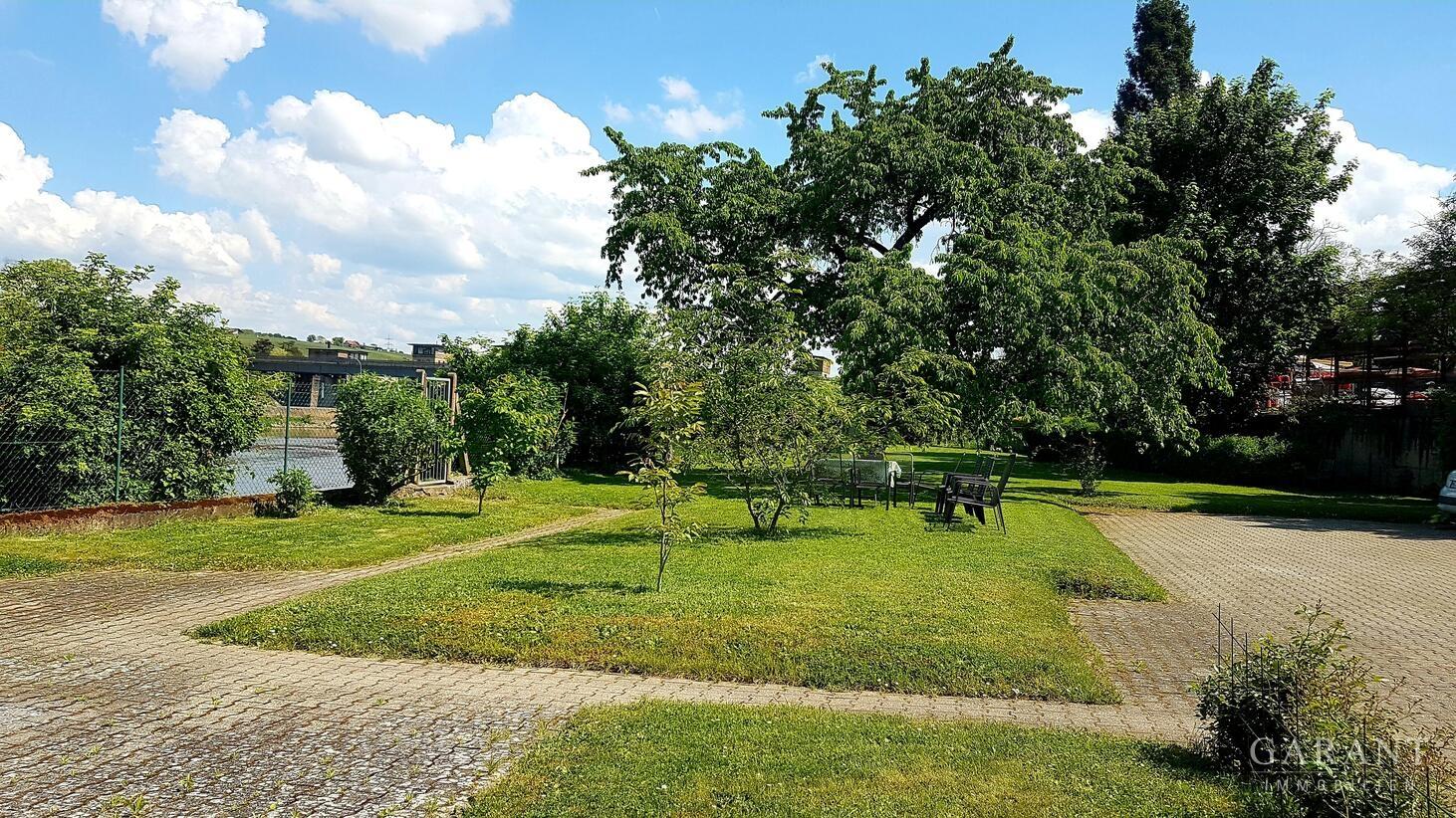 Gartenanlage direkt am Neckar