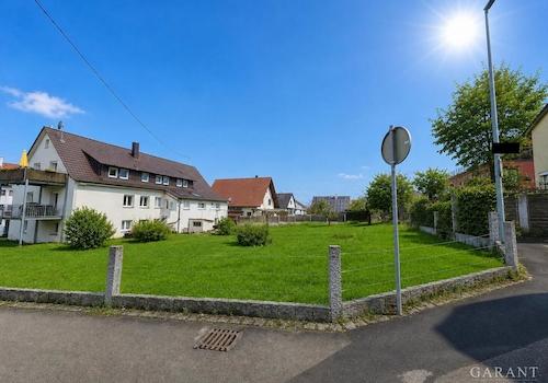 Hausansicht mit angrenzendem Grundstück