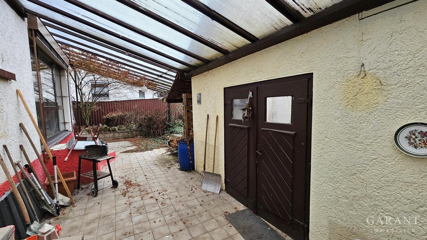 Überdachter Eingangsbereich