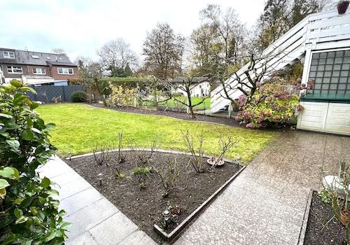 Blick vom Haus in den Garten